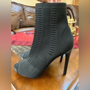 Steve Madden Black Heeled Peep Toe Bootie Fabric Size 8.5